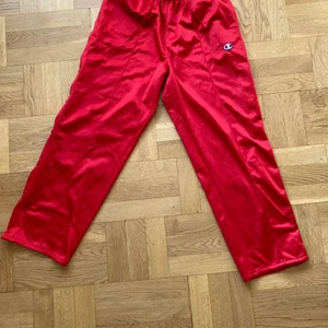 Trackpants  - Champion track-pants storlek xxl. Köpt på stadsmissionen vid nytorget. Knappar längs båda ben sidorna. Skön passform (baggy)