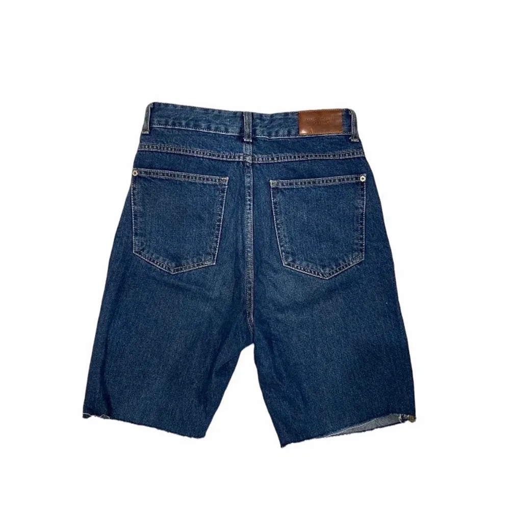 Mörkblå jeansshorts i längre modell.. Shorts.