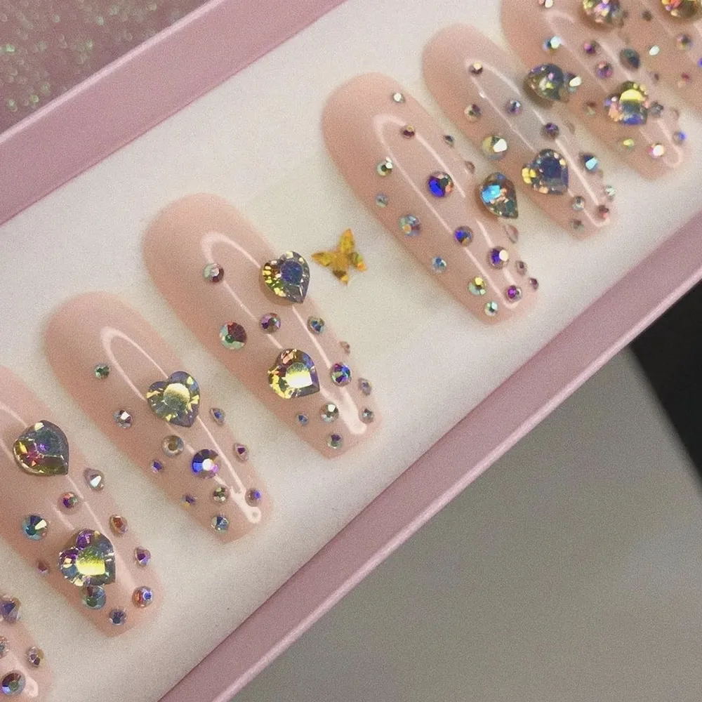 intressekoll!   🌸 hur många skulle bli intresserade av att köpa handmålade press-on naglar? och få customized naglar som DU vill ha dem och du själv kan bestämma ?  låter detta intressant?  gå in på instagram och följ @TheNailsAid !! ✌🏻💗. Övrigt.