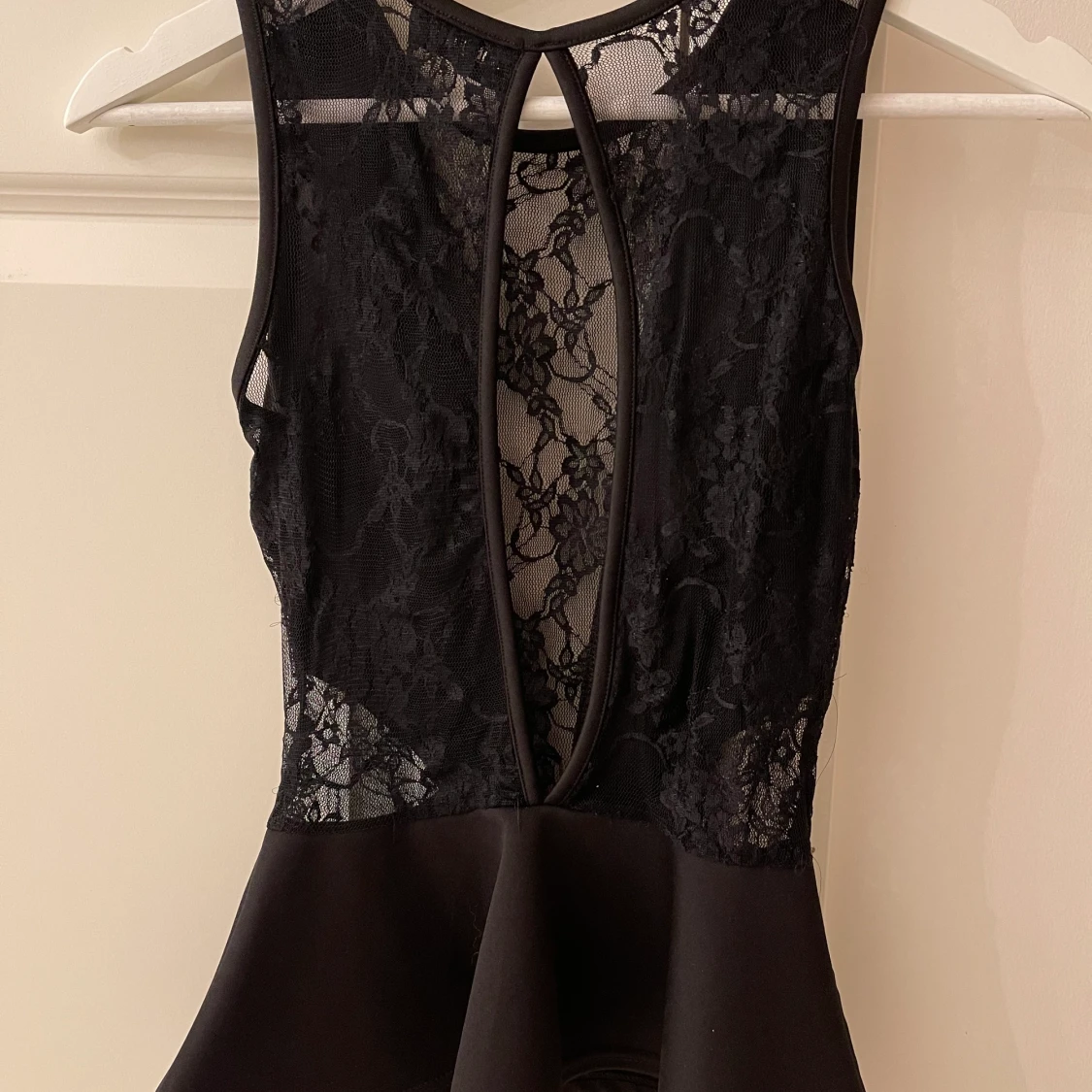Svart topp med spets detaljer - 90