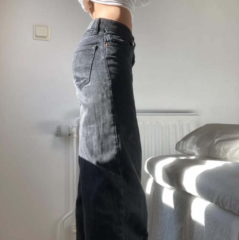 Monki jeans som är lågmidjade/midwaist. Helt okej skick, fler bilder privat, de har Dyer i mitten som man kan se på bilden. Jeans & Byxor.