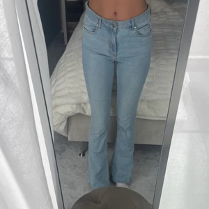 Ginatricot jeans  - Bootcut jeans från ginatricot som tyvärr är för stora för mig. Använda ett fåtal gånger men i väldigt bra skick. Jag är 175cm lång och byxorna är i storlek 38. 