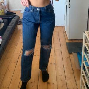 Blåa jeans med slitningar på båda sidor. Säljer pga dem är förstora i midjan för mig (har 66 cm i midjan för referens). Storlek 38