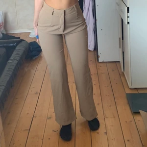 Beiga luftiga byxor  - Beiga byxor från Shein i storlek Xs! Endast provat en gång då dem är förstora i midjan för mig, jag har 66 cm för referens 