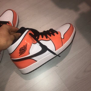 Air Jordan 1 turf orange - Jag säljer min air Jordans 1 eftersom jag köpte de men har inte använt skorna så skorna förtjänar en bättre ägare. Priset kan diskuteras!