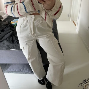 cargopants från bershka - sparsamt använda 🤍 jag är 160cm så passar någon runt den längden, strl 34 men passar mig som brukar ha S i byxor! 