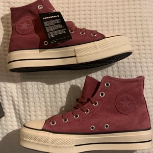 🌸Converse All Star Platform🌸 - Helt nya och oanvända converse med plattform i färgen Berry Sude med originalkartong. Jag säljer skorna eftersom att jag av misstag beställde två par. De är i storlek 40 och köptes för 1100kr online. 🌸💗🌷💐 Priset går att diskuteras 