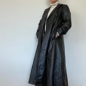 Säljer den snyggaste skinnkappan!! - Perfekt unik skinnkappa som sitter som en smäck! Älskar denna men har för många skinnjackor, så tänker att någon annan får bättre användning för den! Köpte hos en skräddare i Sydamerika så den är unik. Buda i kommentarerna 