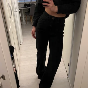 Missguided tall svarta jeans - Missguided jeans i tall-modell. Högmidjade, baggy straight fit. Är 175 och de är långa på mig!