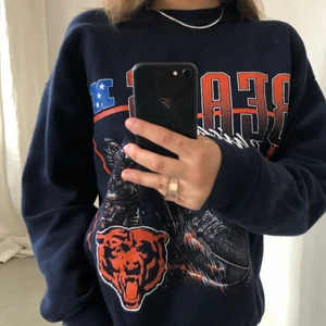 Collegetröja - marinblå college tröja som inte komemr till användning längre. Den är i storlek L men sitter även snyggt på mig som är en S 💕💕