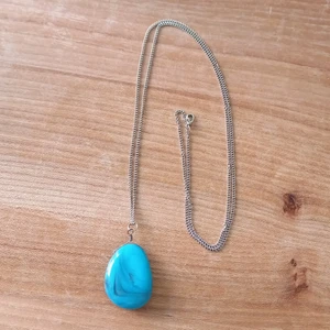 Halsband blå - Halsband blå sten i plast.