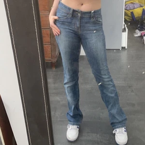 Esprit y2k jeans - Fina esprit jeans i gott skick. Passformen är väldigt behaglig och jeansen är tighta där uppe och sedan nedstrila pösiga. Älskar detaljerna på fickorna! Jeansen är i storlek S/M 