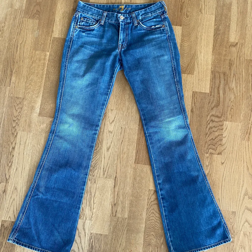 Ett par jättesnygga jeans från märket 7 of all mankind! använt en gång, säljer pga för tajta vid höften. om ni vill ha bild hur de ser ut på, skicka privat💕 . Jeans & Byxor.