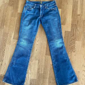Ett par jättesnygga jeans från märket 7 of all mankind! använt en gång, säljer pga för tajta vid höften. om ni vill ha bild hur de ser ut på, skicka privat💕 