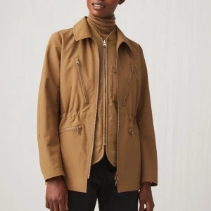 Arket brun vårjacka storlek 38 - Brun snygg vårjacka från Arket.  Strl: 38 Pris: 449kr (org. pris 990kr) 81% polyester 19% bomull  Helt ny - aldrig använd av mig, prislapp kvar. 