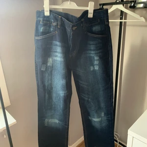 Dolce & Gabbana jeans - Ett par baggy Dolce & Gabbana jeans i perfekt skick. Ganska stora, skulle gissa på 34/35 i midjan och runt 32/33 i längden. Passar såklart för mindre också. De är uppsydda ganska simpelt men bra. Tänker mig en 700kr för dem men kan tänka mig lite lägre vid snabb affär.                                                                                             Mvh