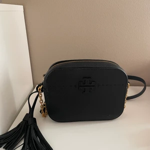 TORY BURCH - Äkta tory burch väska, använd 2 gånger i nyskick. 