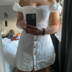 Vit klänning - Säljer en av mina favorit klänningar som tyvärr börjar bli förliten. Den är i storlek S men passar även M. Säljs för 150kr+frakt