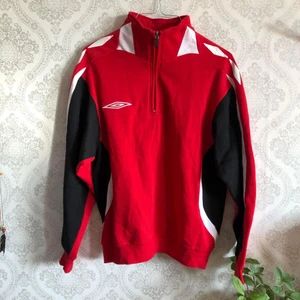 Umbro sweatshirt / jumper - ● Sweatshirt, mjuk och go' att använda ● UMBRO ● Storlek: 164, passar fint till XS ● Material: 65% polyster & 35% bomull ● Skick: Gott begagnat skick, tvättpåverkad och noppror finns. Dock fortfarande fin i färgen! Hittar inga hål eller fläckar. ● Prisidé: 100kr INKL. spårbar frakt (Skicka hem 57kr)