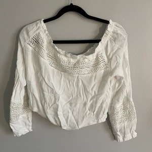 Vit kort topp - Vit kort Singoalla-topp som visar axlarna. Fint skick.