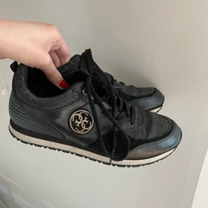 Guess skor - Svarta skor från guess i storlek 38. Använda men i bra skick. 