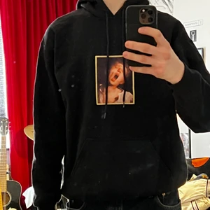 Sigh Yawn Svart hoodie - Bra skick sitter som den ska.