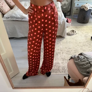 Zara byxor prickiga  - Världen coolaste prickiga byxor från zara❤️‍🔥😍 Så fina färger till sommaren, storlek xs. Dom är så himla sköna och unika, säljer pga fel storlek🙌💓💓 