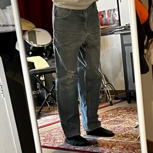 Snygga jeans som sitter superskönt, inte bästa skicket därav priset.