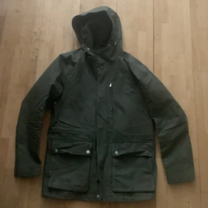 East west jacka  - Perfekt skick använd ett fåtal gånger köpt för 1299 på brothers. Fler bilder kan skickas vid intresse. Är small men stor i storleken så passar mig perfekt som är 179 cm o väger 78 kg. Pris kan diskuteras.