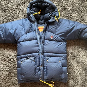 Fjällräven gott skick - Stl xxs men väldigt oversize. Passar stort och bra på mig vanligtvis stl s. Passa på nu till bra pris då det inte är säsong