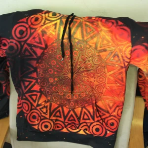 Sacral Hoodie - En psykadelisk tröja med mönster som fångar upp ens uppmärksamhet! Perfekt för dig som som gillar att gå på utomhusraves och festivaler. Från Hoodie Lab. Aldrig tvättat den, använd ett fåtal gånger. Nyskick!