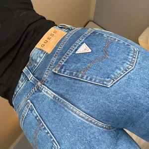 Jeans GUESS  - Jeans från GUESS i stl 29. Modellen är rak/ något tight / ”tight Mom jeans” ish. Skickar gärna fler bilder om intresset finns. Lite långa på mig som är 160cm. Robust jeansmaterial (dvs ingen stretch). Skickas spårbart med PostNord. 
