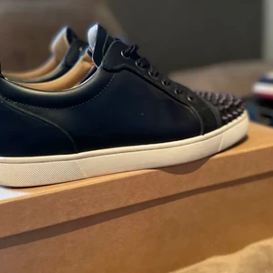 Christian Louboutin  - Christian Louboutin i storlek 41,5 och passar 42. Box medföljer samt extra spikar. I väldigt gott skick. Knappt använda