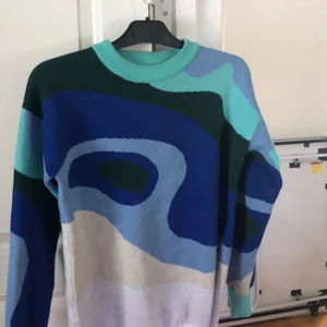 Trendig tröja - Jätte fin trendig tröja, säljer då den inte kommer till använding längre. Buda! Jätte skönt material och bra kvalitet 