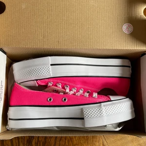 Converse  - Säljer dessa skit coola, helt nya conversen med plattå då dem var för stora för mig :(  