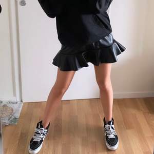 Säljer denna snygga skinn kjol med volang ifrån HM, knappt använd och fint skick! 💓
