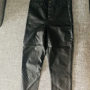 Skinnbyxor - Skinnbyxor från bikbok storlek xs. 