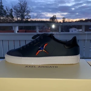 Arigato Skor 44 - Helt nya och oanvända arigato skor. Har box, dustbag, påse. Nypris 2200