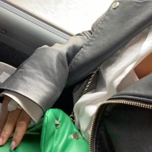 Grön väska zara - Snygg väska från zara som är slutsåld, säljer då jag har en liknande och denna inte kommer till användning💕 