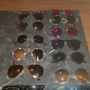 Solglasögon - Säljer av min samling med solglasögon.   1 - Rödsilver pilot 2 - Äkta rayban. 3 - Ett par tuffa oldschool svetsglasögon. 4 - dr. Franklin 5 - sjysta tonade 6 - prestige. Dom med siffror säljes till lite olika pris pga deras Unikhet, så skriv ett meddelande om ni finner några av intresse. Resterande säljes 50kr styck