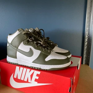 Nike Dunk High Khaki - Helt nya från Nike! Det är storlek 44.5 Eu. Kontakta mig vid intresse av fler bilder eller vid frågor