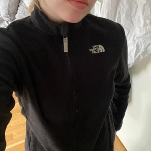 The North Face Fleecetröja  - The North Face Fleecetröja i killstorlek L (14/16). Fint skick, säljer för 100+frakt se nedan😇