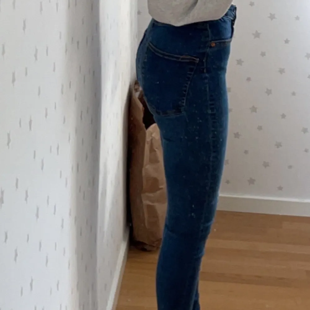 Ett par jeans ifrån lager 157 i storlek Xs, de är högmidjade. Köpta för 200 kr och säljer för 75. Dessa är knappt använda. Mörkblåa. Köparen står för frakt 💓. Jeans & Byxor.