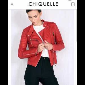 Chiquelle skinn jacka - En röd skinn jacka från chiquelle i andvänt skick som jag köpt begagnat tidigare men själv bara andvänt 2 gånger väldigt snygg jacka som tyvärr har blivit för liten och även inte finns kvar i sortiment 