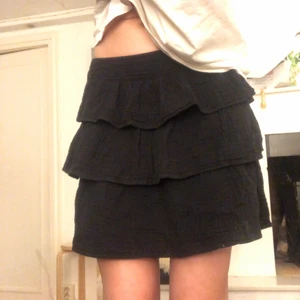 Volangkjol - Perfekt nu för våren/sommaren! Kom privat för frågor/ fler bilder. Superbra kvalite. Den är ganska stor i storleken