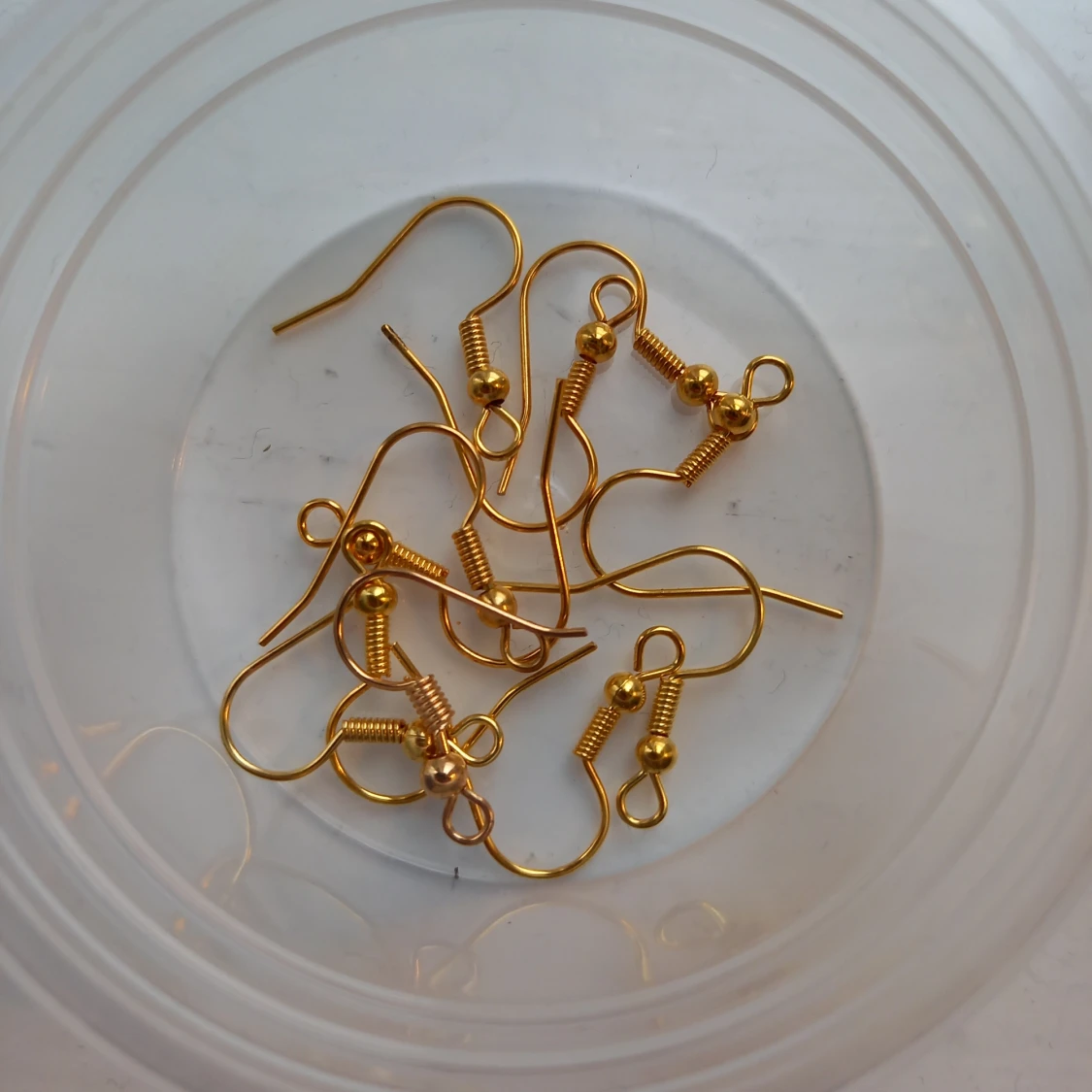 Guldiga örhängeskrokar