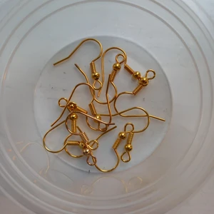 Guldiga örhängeskrokar - Guldiga örhängeskrokar, nickelfritt material.                 2 kr st+frakt