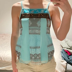 Blått linne💙 - Supergulligt sommar linne men paljetter och fina Blom detaljer. Superbra skicka och bara använt 3 ggr. Alla paljetter och detaljer sitter bra och inget är slitet. Linnet är i färg av ljusblå och olika mönster på de tunnare tyget ovan på. 💙