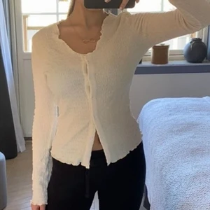 Tröja - En fin räfflad tröja som är i helt ny skick. Säljer den på grund av att den var för liten. Annars väldigt fin med en krämig vit färg som man kan matcha med allt💕