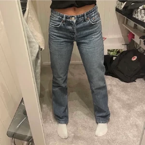 Jeans - Blåa jeans slutsålda från ASOS! Nästan aldrig använda då de bara legat i garderoben. 🙂 köparen står för frakten